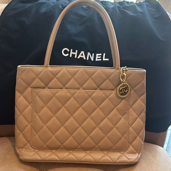 Authentic Chanel Caviar Leather Medallion Tote Quilted Reprint Shoulder Bag CC - Picture 2 of 7